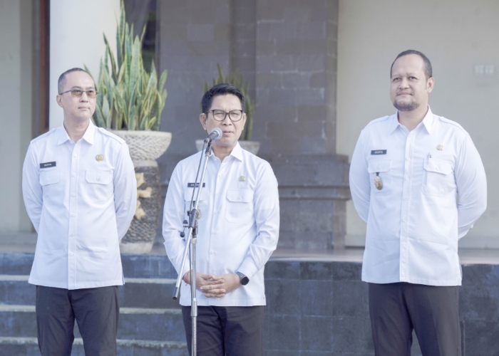 PENGARAHAN: Bupati Adi Arnawa didampingi Wabup Alit Sucipta dan Sekda Surya Suamba saat memberikan pengarahan kepada seluruh Pejabat dan Pegawai di lingkungan Pemkab Badung, Rabu (26/2).