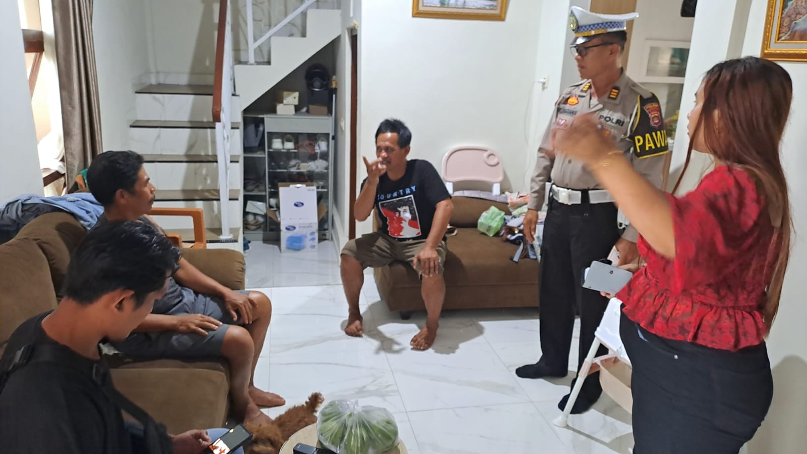 Polisi melakukan olah TKP di lokasi pencurian di rumah milik Made Suartana di jalan Gatot Subroto 3 no 1 Kecamatan Kediri Kabupaten Tabanan.