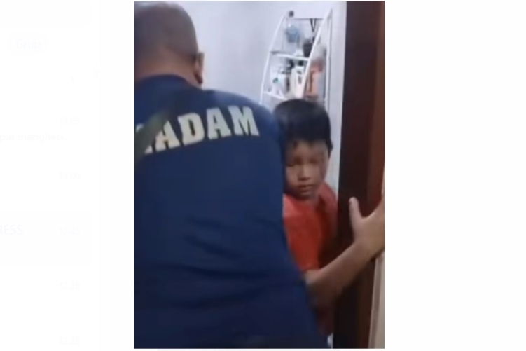 Petugas Damkar Sigap Evakuasi Anak yang Terjebak di Kamar Mandi