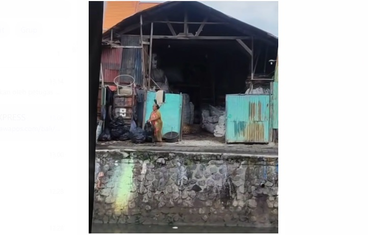 Seorang Wanita Paruh Baya Kedapatan Berkali-kali Membuang Sampah Di Sungai