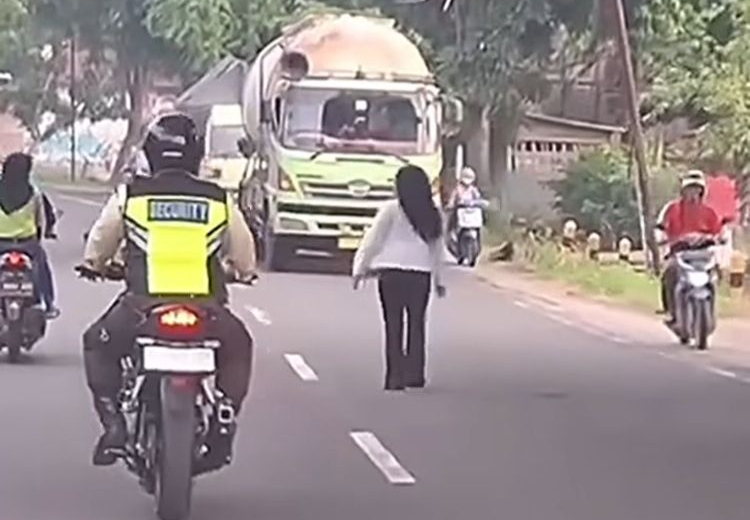 Seorang Wanita Hadang Kendaraan yang Melintas Dan Ganggu Pengguna Jalan.