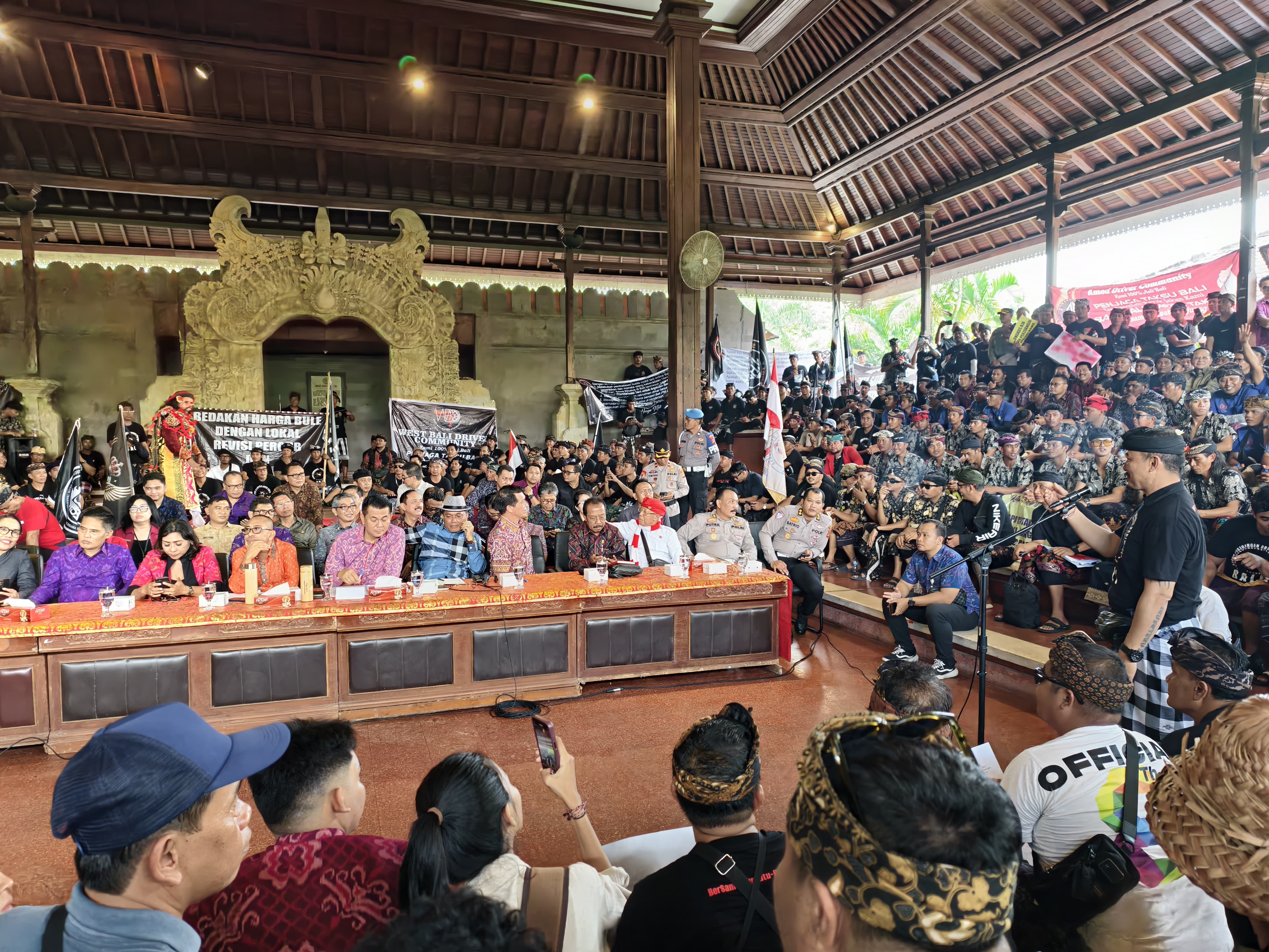 ASPIRASI : Ribuan driver pariwisata tengah menyampaikan aspirasinya ke Kantor DPRD Bali, Selasa (25/2).