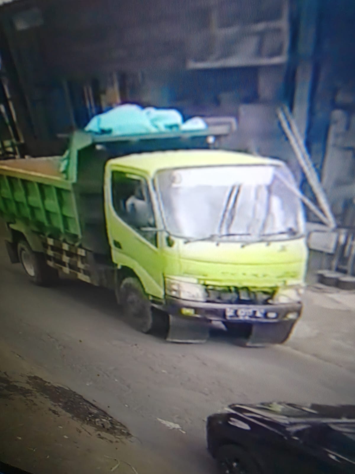 Rekaman CCTV truk yang diduga membuang puing bangunan di Setra Desa Adat Sayan, Ubud, Gianyar.