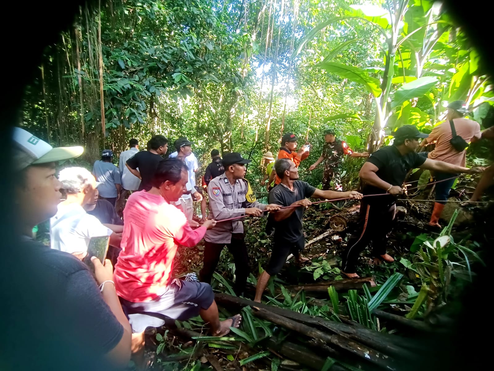 Seorang nenek berusia 90 tahun, Ni Wayan Sari, ditemukan tewas setelah terjatuh ke dalam jurang sedalam 25 meter pada Rabu (26/2) pagi.