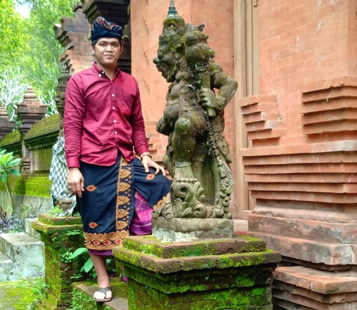 Putu Yuli Supriyandana, seorang guru SD dan ketua Komunitas Kayoman Pedawa.