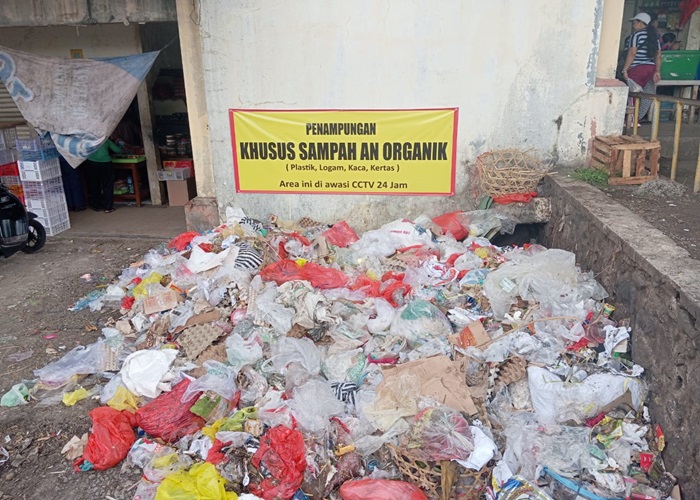 UPAYA : Tumpukan sampah di Pasar Klungkung.
