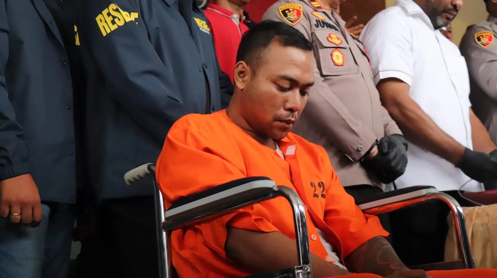 MAIN TIKAM: Mas pras tersangka penusuk Kadek Parwata saat baru tiba di Polda Bali setelah berusaha lari via Tanjung Perak Surabaya blm lama ini. (ADRIAN SUWANTO/radarbali.jawapos.com)