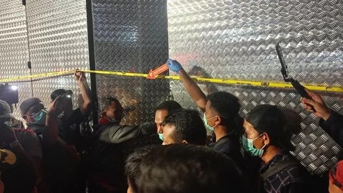 Bos ruko di Pulogadung tewas tragis, jasadnya dicor oleh kuli bangunan akibat dendam dan sakit hati.