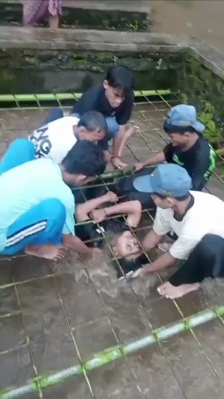 DRAMATIS: Tangkapan video penyelamatan santri yang terjepit besi usai terseret arus sungai di sekitar lingkungan pondok pesantren Islam Bustanul Ulum (IBU) Pakusari, Jember.