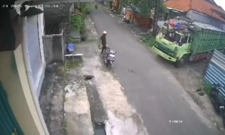 Aksi seorang pria curi gas lpg terekam cctv