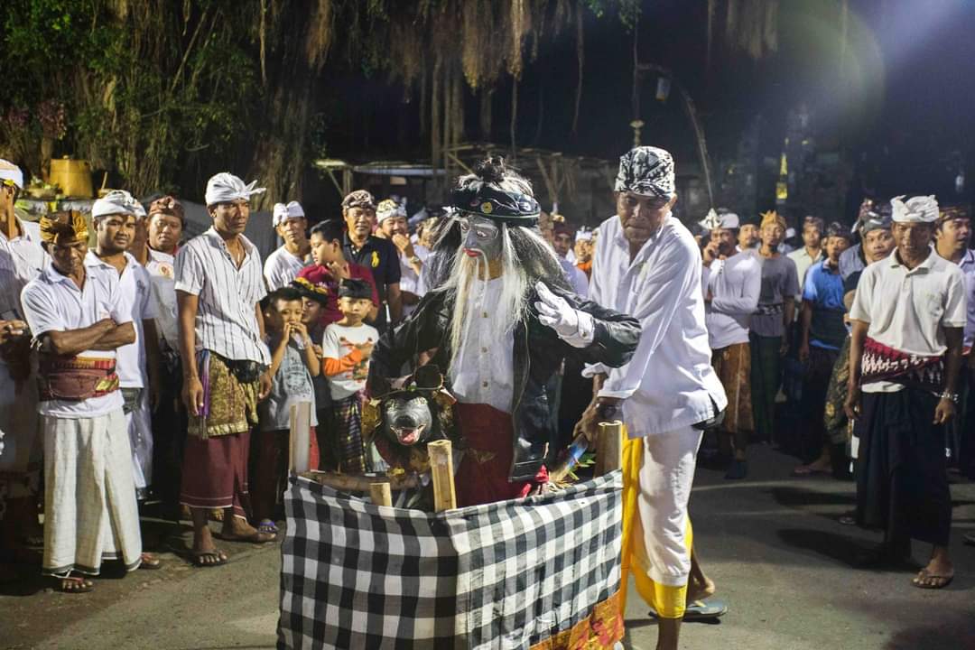 Pementasan Sang Hyang Grodog di Desa Adat Lembongan, Kecamatan Nusa Penida