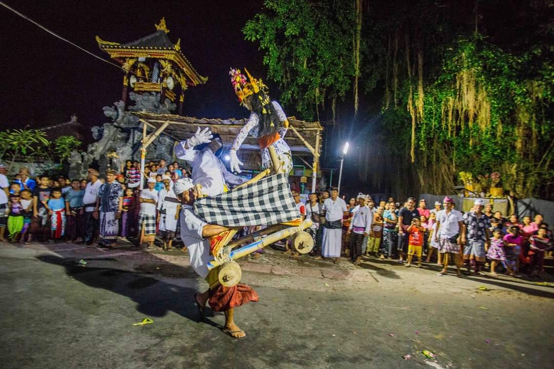Pementasan Sang Hyang Grodog di Desa Adat Lembongan, Kecamatan Nusa Penida, Klungkung