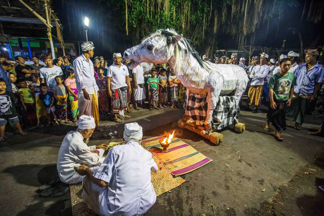 Pementasan Sang Hyang Grodog di Desa Adat Lembongan
