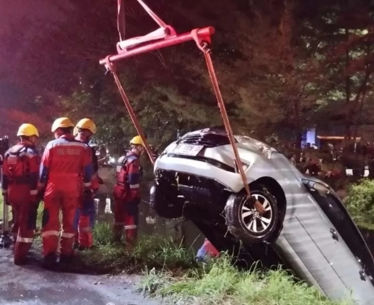 DEREK: Petugas Tim Rescue DPKP Surabaya melakukan evakuasi mobil yang tenggelam di sungai Jalan Medokan Sawah Timur, Surabaya.