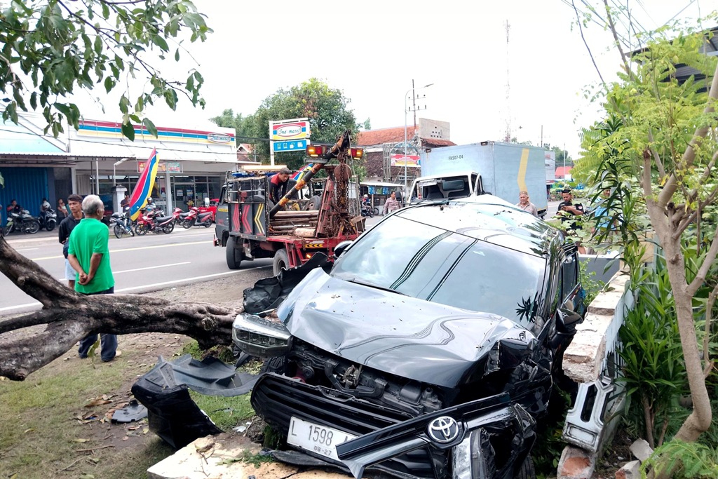 HANCUR SEKEJAP : Mobil Toyota Avanza yang diparkir hacur sekejap usai dihantam truk box di pinggir Jalan Raya Madiun-Ponorogo, Pagotan, Geger.