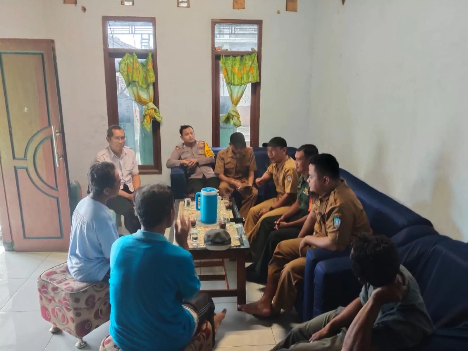 MEDIASI: Proses mediasi yang dilakukan petugas terkait kepada keluarga Rochmah, lansia yang videonya viral saat mengambil pupuk dalam kondisi di dalam ambulans.
