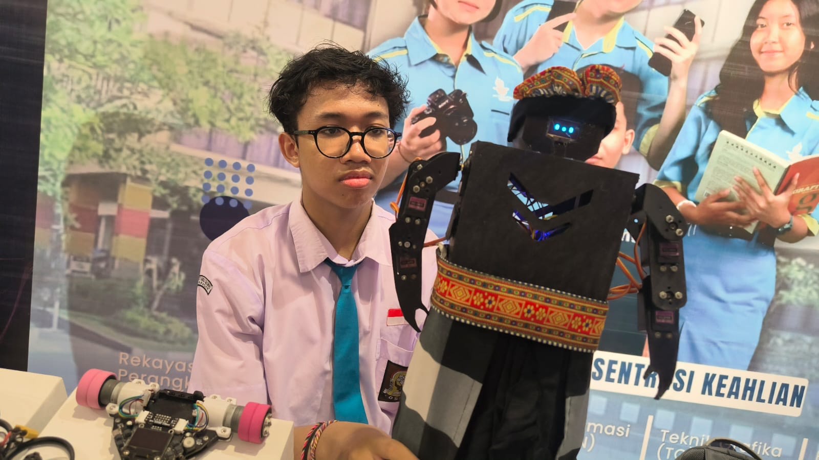 KARYA: Robot Mesatua karya siswa SMK TI Bqli Global Denpasar yang ditampilkan di DTIK Festival, Jumat (28/2).