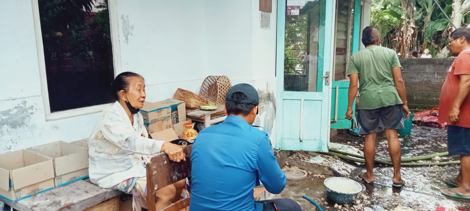 I Ketut Marwini (74) warga Lingkungan Ketapang, Kelurahan Lelateng, sesaat setelah peristiwa kebakaran pada Kamis (27/2/2025). (istimewa)