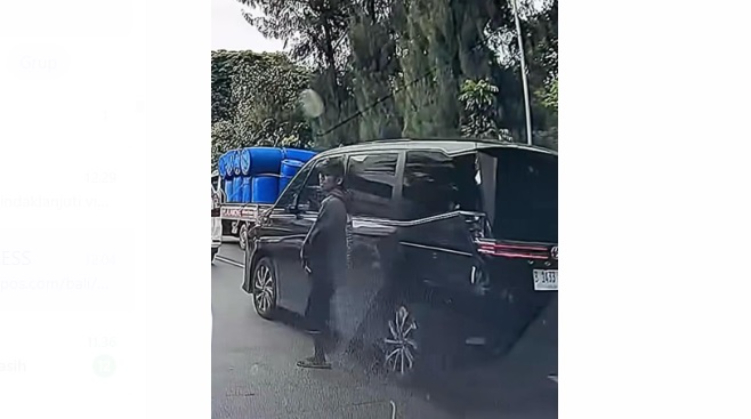 Terekam seorang pria mencuri spion mobil mewah