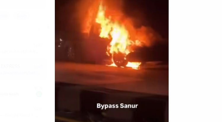 Terjadi kebakaran mobil di jalan Bypass Ngurah Rai