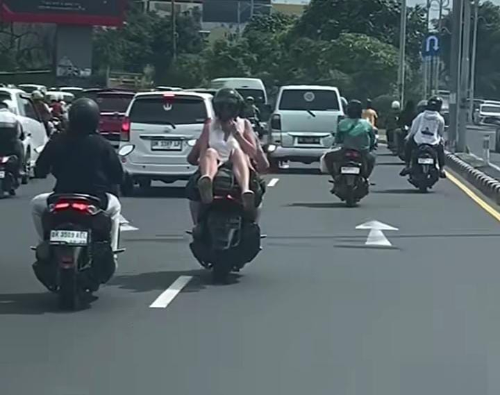 Viral oknum bule bonceng menghadap ke belakang