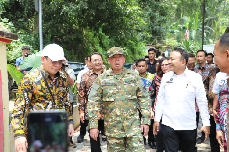 Menteri Nusron Serahkan 965 Sertipikat Konsolidasi Tanah di Jawa Tengah