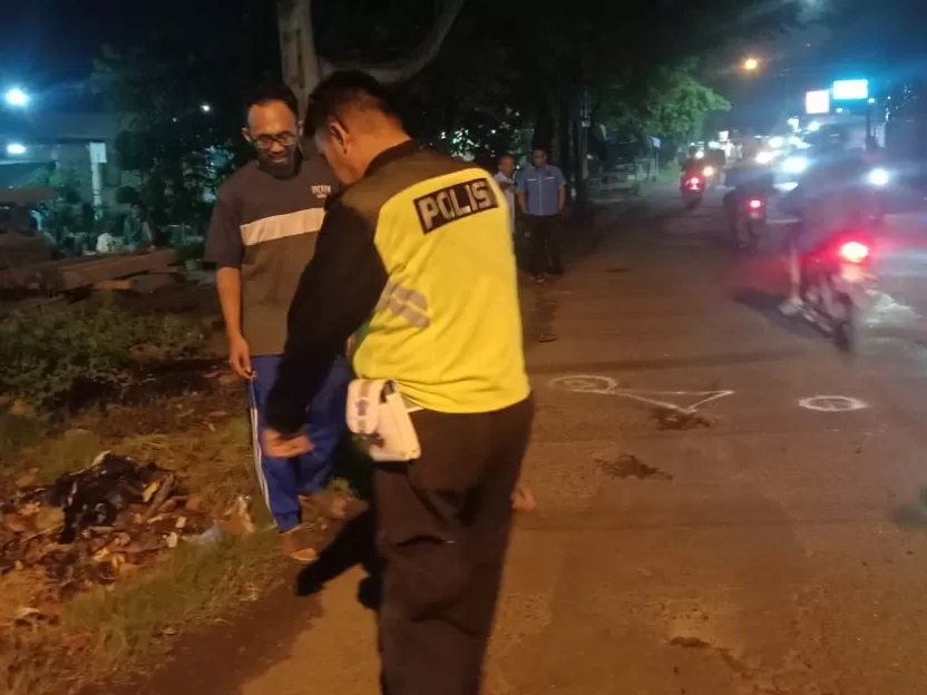 OLAH TKP : Polisi sedang berada di lokasi kejadian kecelakaan di Jalan Desa Kebonagung, Sukodono, Sidoarjo, Rabu (26/2) malam