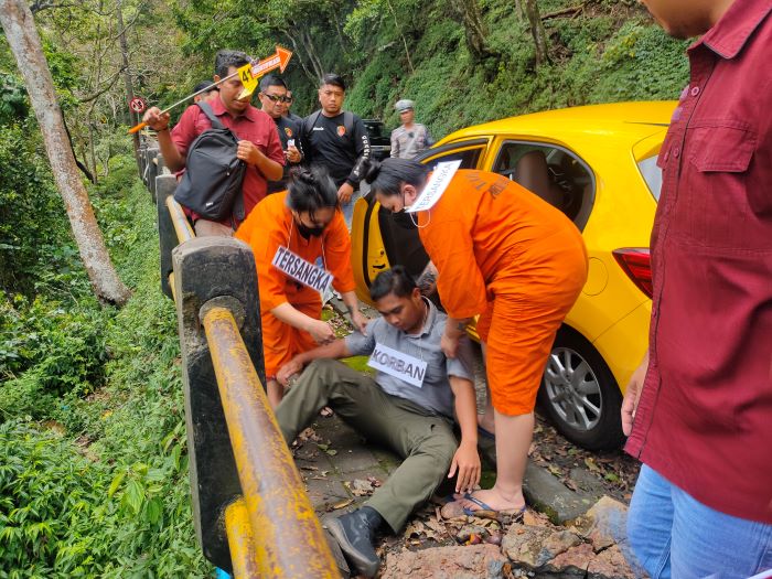 Rekonstruksi pembuangan mayat hasil pembunuhan yang dilakukan oleh tiga orang perempuan.