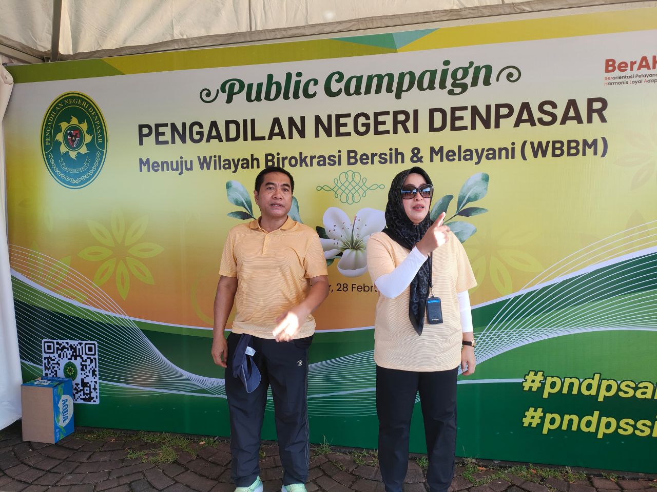 Ketua PN Denpasar I Nyoman Wiguna didampingi Wakil Ketua Heriyati dalam kegiatan Public Campaign di Renon. (Bali Express/I Gede Paramasutha)
