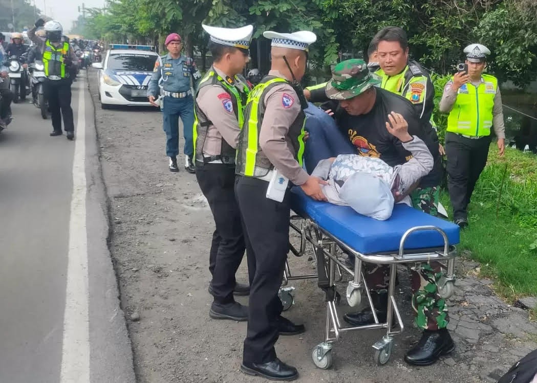 EVAKUASI : Polisi mengevakuasi korban kecelakaan di Jalan Raya Gedangan, Sidoarjo, Jumat (28/2).