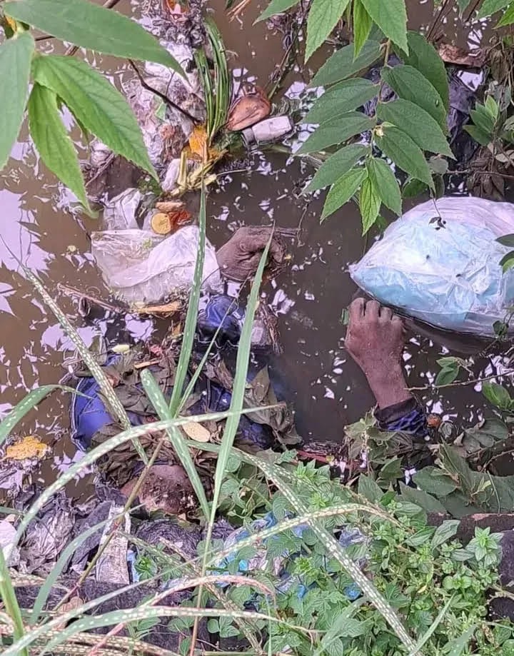 GEGER : Sesosok mayat ditemukan mengapung di Sungai Prambon, Sidoarjo.