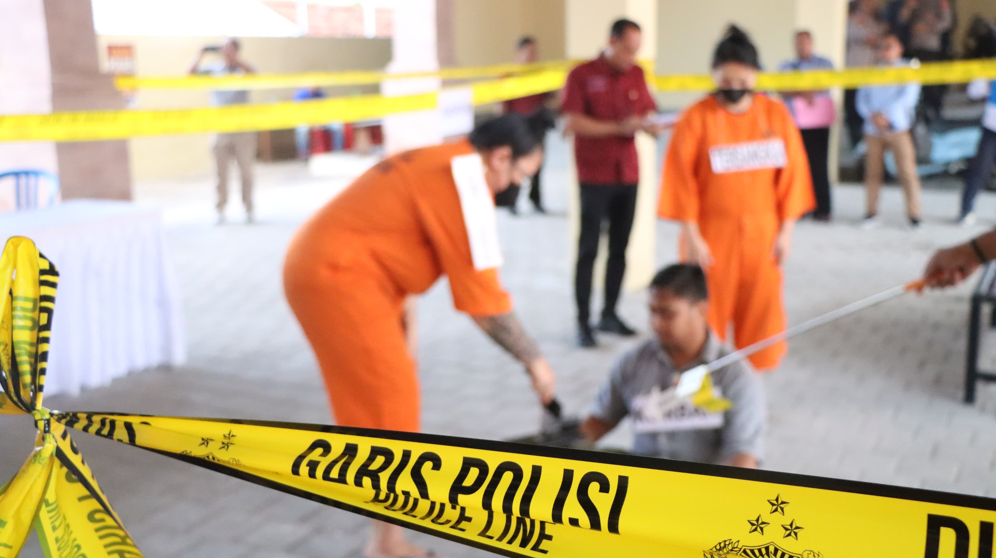 Rekonstruksi pembunuhan oleh tiga orang perempuan yang dilakukan di Polres Buleleng sebagai TKP pengganti.