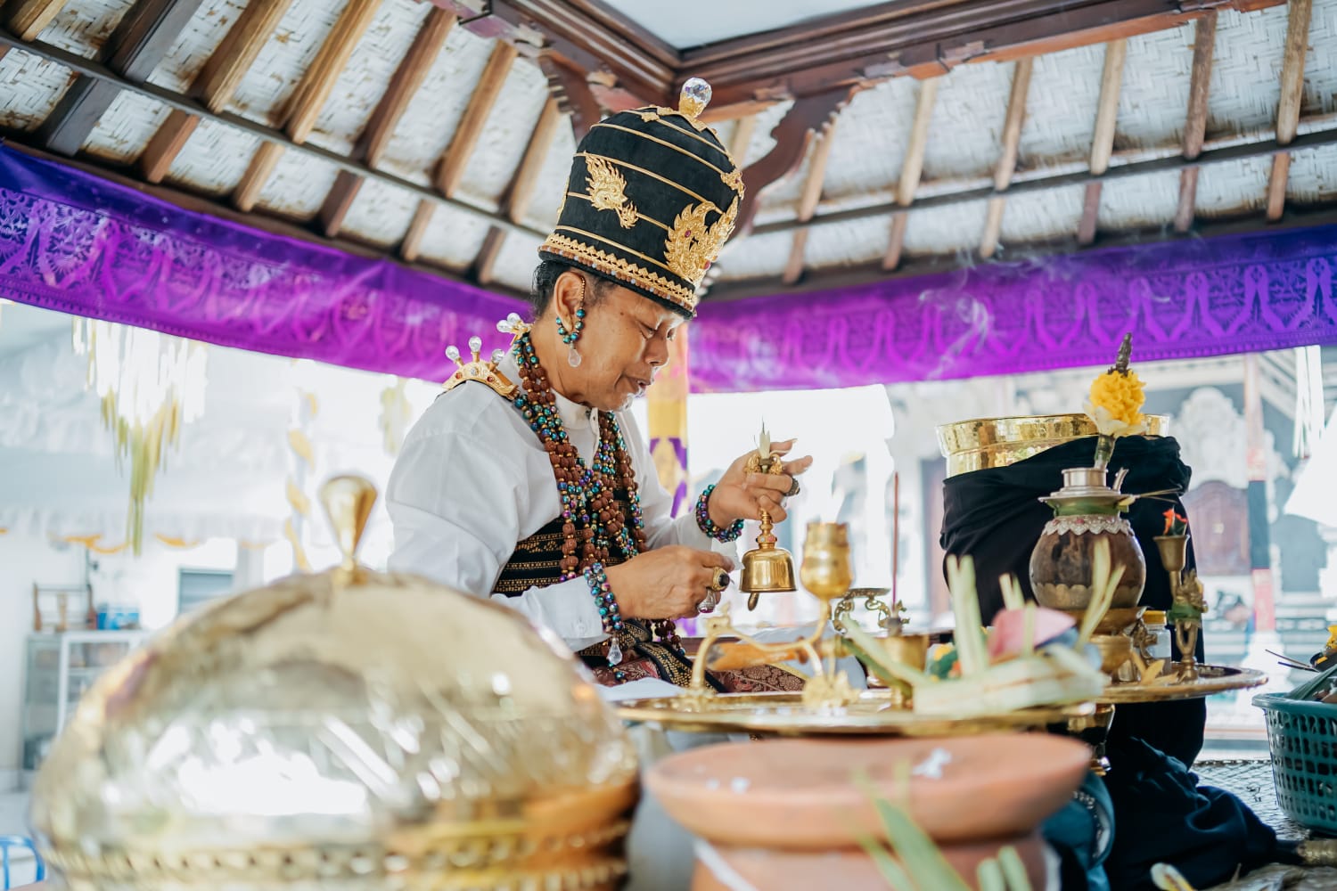 BRAHMANA : Seorang Brahmana tengah melaksanakan prosesi upacara agama.