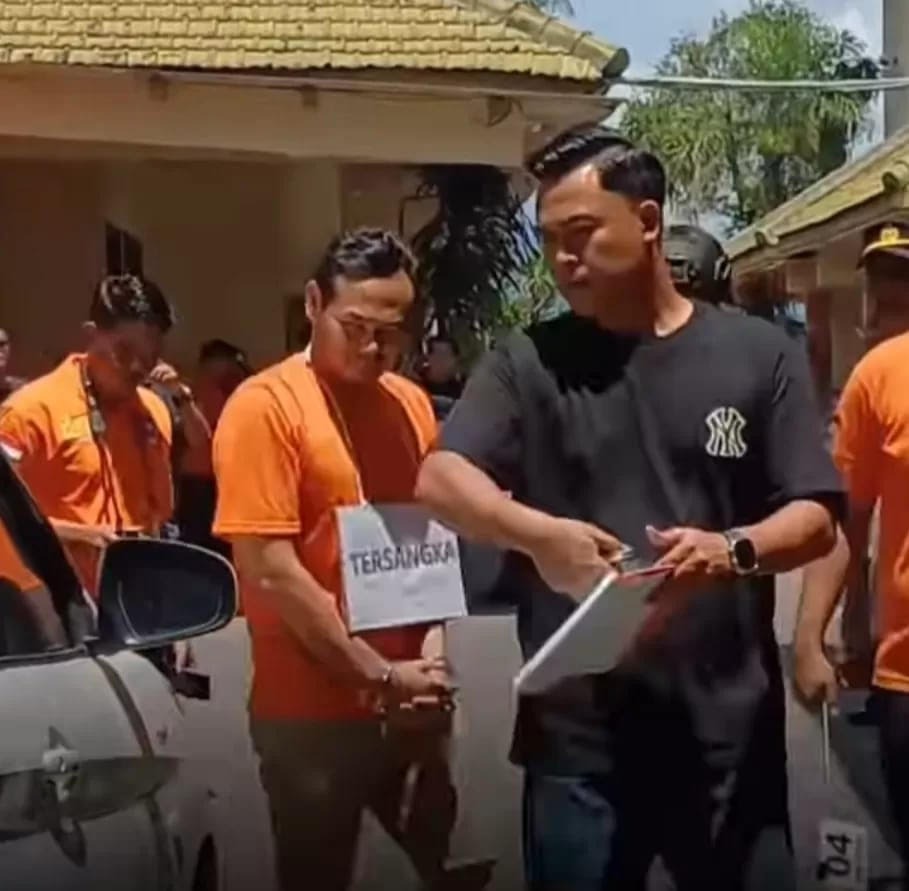 REKONSTRUKSI: Rohmad Tri Hartanto alias Anto saat menjalani rekonstruksi di Kota Kediri.