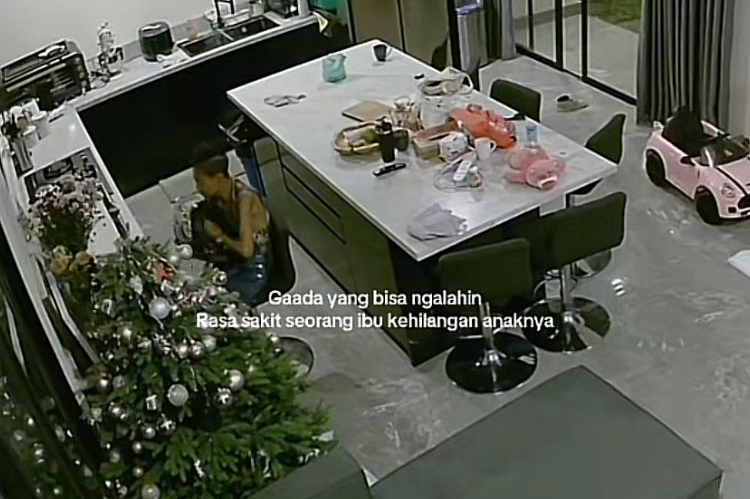 Ibu Mertua Jennifer Coppen Diam-Diam Menangis Depan Foto Alm Putranya