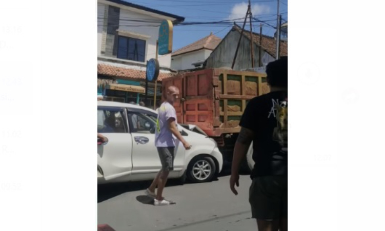Sebuah mobil putih mengalami kerusakan cukup parah usai ditabrak pantat truk alami rem blong