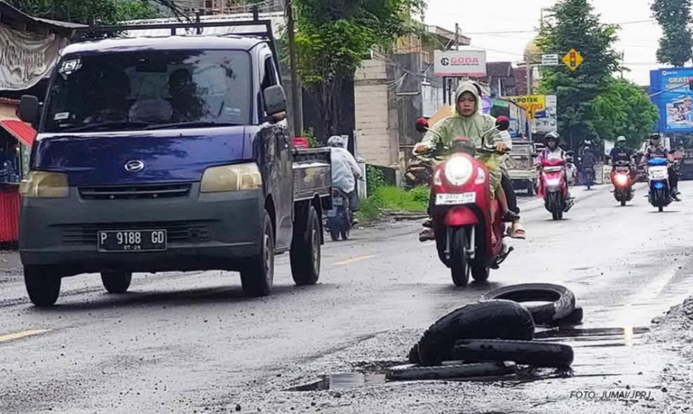 Warga Pasang Ban Montor Bekas di Jalan Berlubang di Bangsalsari Jember