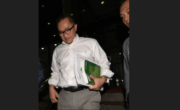 Kepala Kanwil Direktorat Jenderal Pajak Jakarta Khusus Muhammad Haniv (tengah) meninggalkan Gedung KPK usai diperiksa di Jakarta, Kamis (1/12)