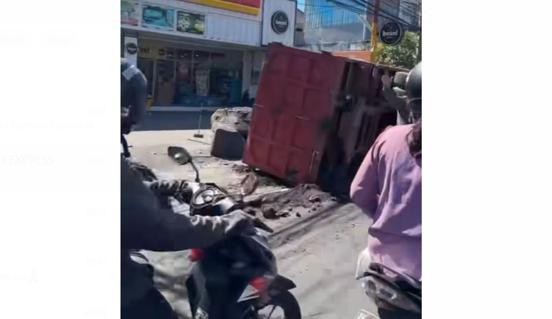 Sebuah truk terguling di jalan Bypass Ngurah Rai Sanur