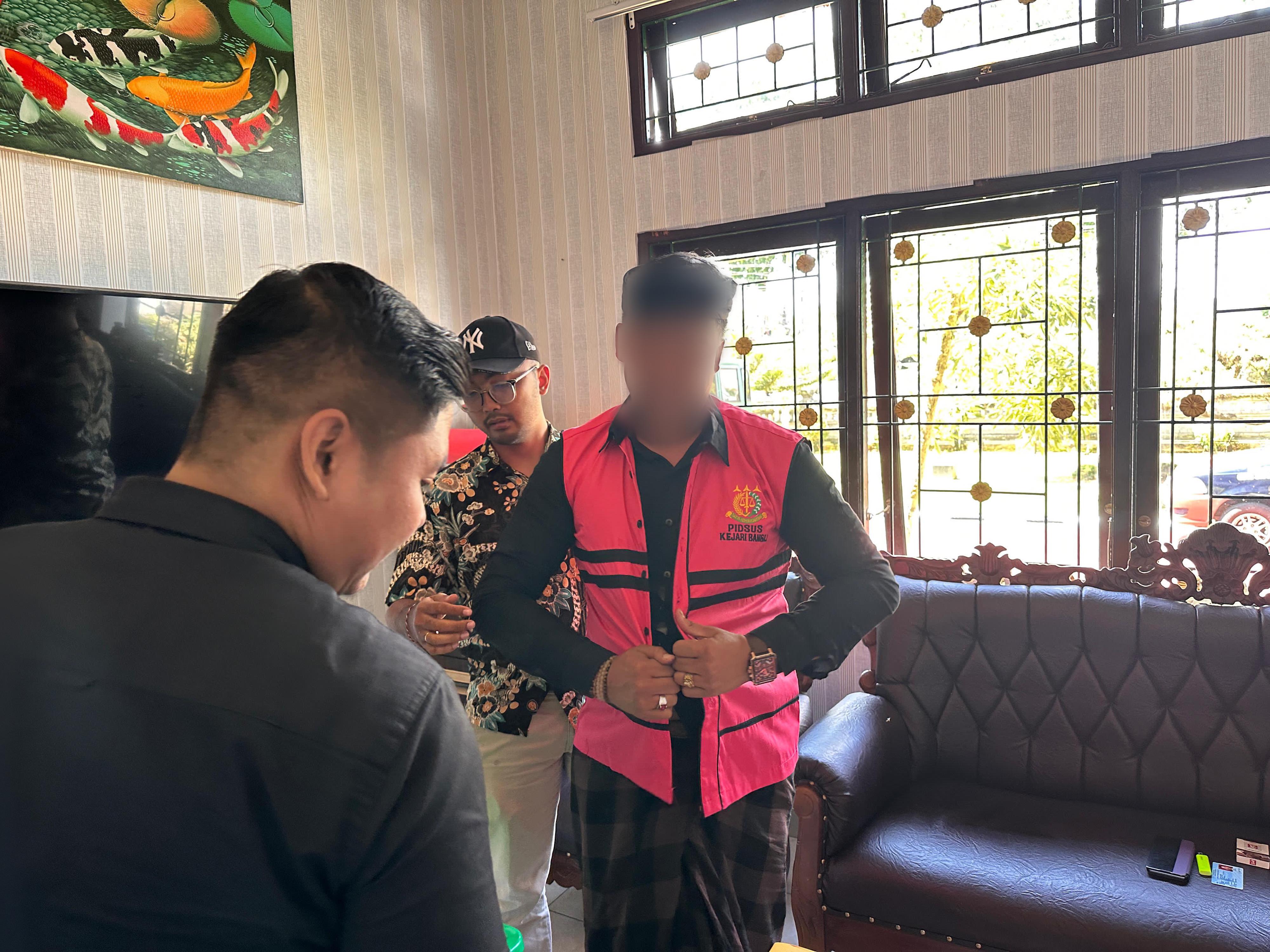 Perbekel Subaya I Nyoman Diantara ditahan setelah ditetapkan sebagai tersangka korupsi dana BUMDes Jaya Giri, Jumat (28/2/2025).