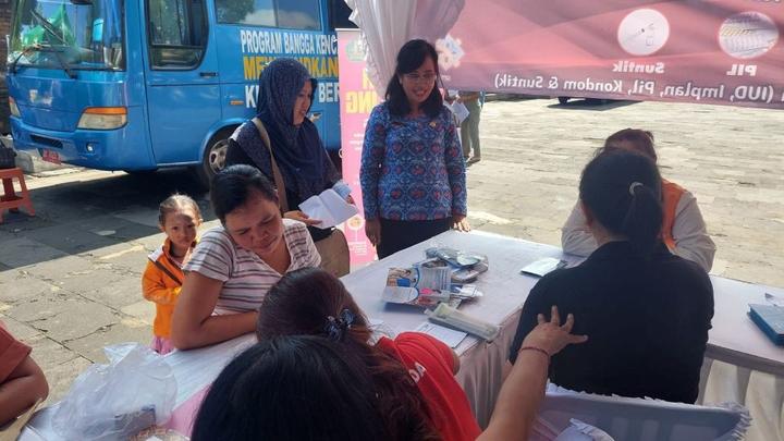 Kepala Dinas Pengendalian Penduduk dan Keluarga Berencana (P2KB) Tabanan, NI wayan Mariati, saat layanan KB gratis di gedung I Ketut Maria Tabanan