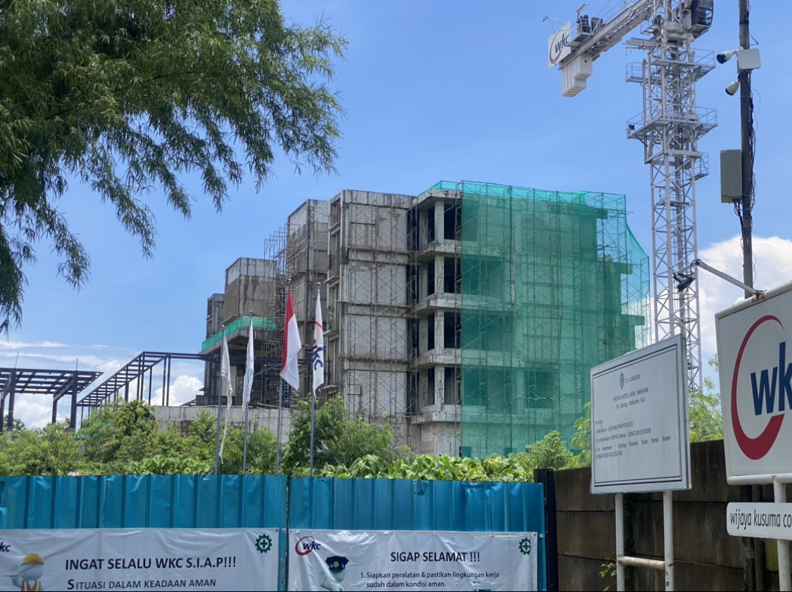 MELANGGAR: Tampak depan hotel milik PT Step Up Solusi Indonesia di Jimbaran yang diduga melanggar.