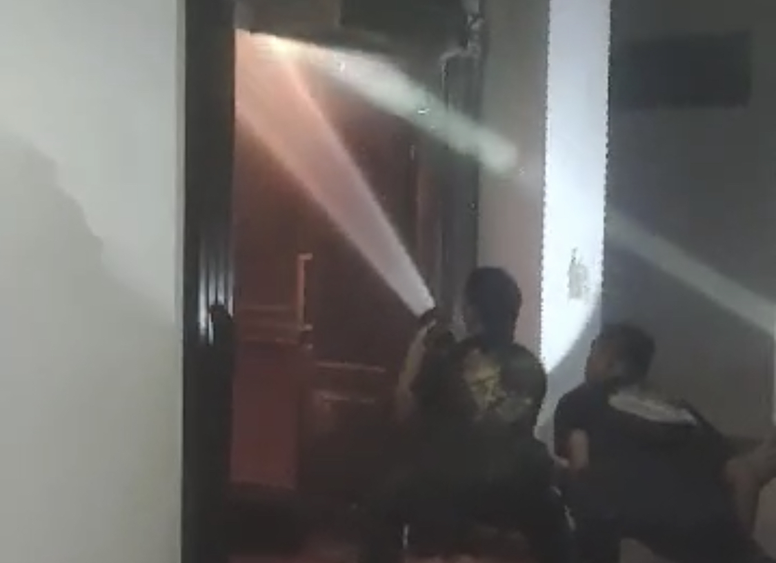 Petugas Dinas Kebakaran dan Penyelamatan Kabupaten Badung memadamkan amukan api di Kantor Bappeda, Minggu (2/3)