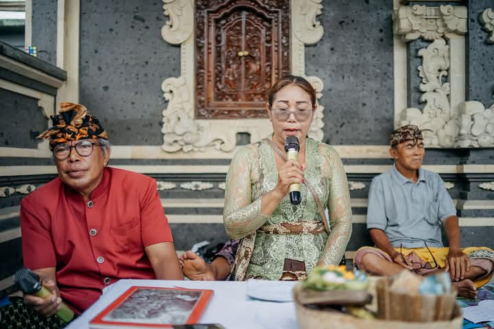 UMAT : Anggota sekaa santhi tengah menjalankan tugas dan fungsinya dalam melayani umat.