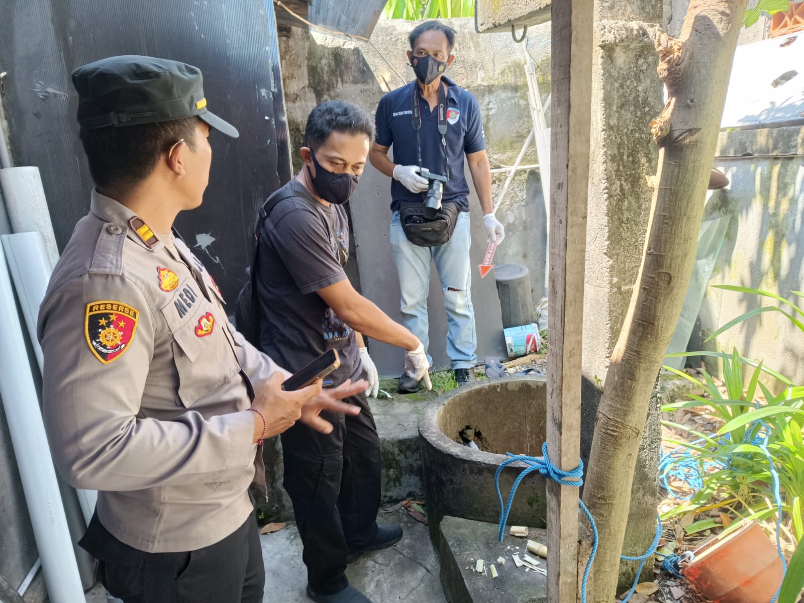 SELIDIKI: Polisi menyelidiki kasus kematian Suparta yang ditemukan di dalam sumur. (Bali Express/Istimewa)