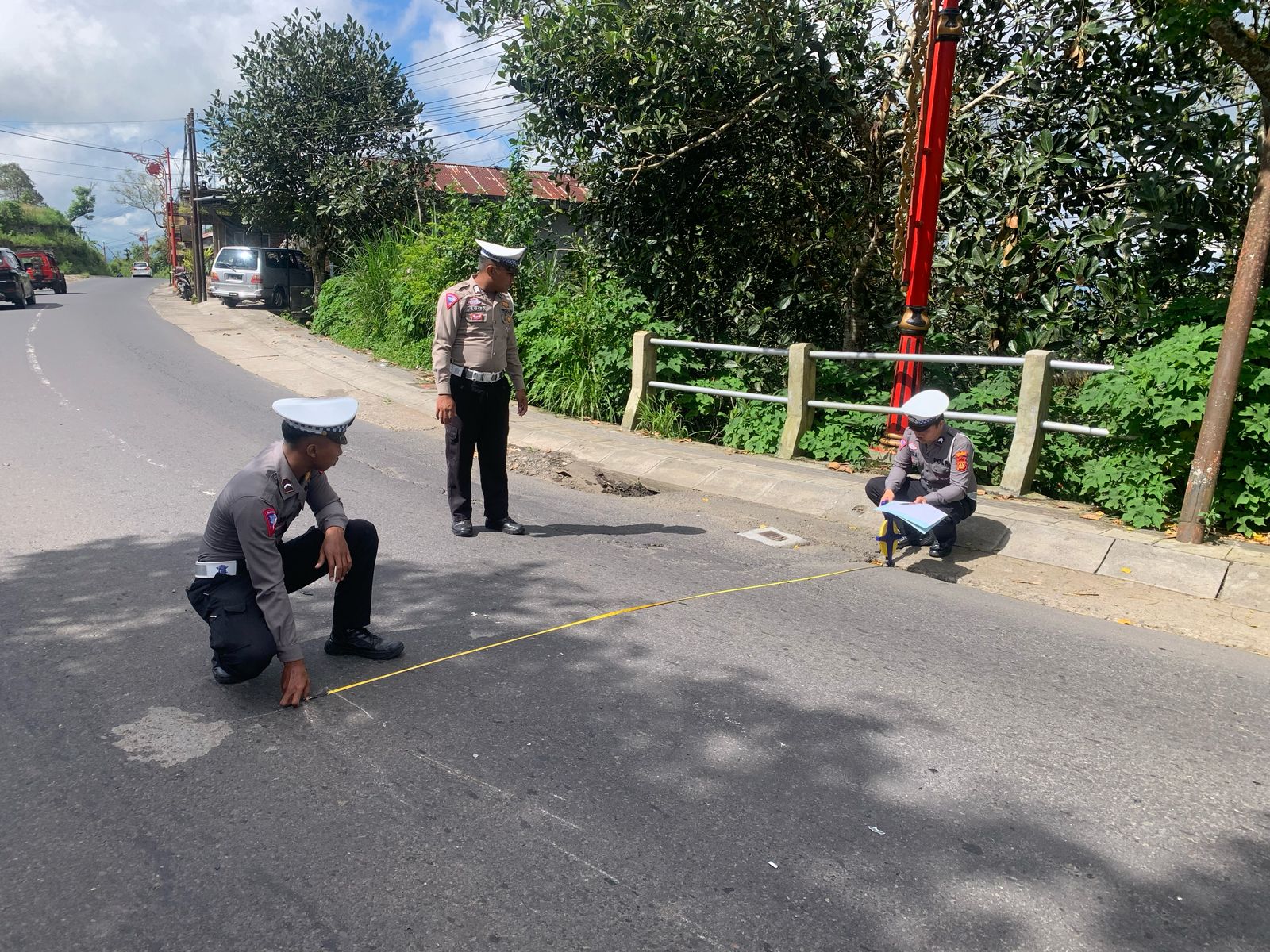 Satlantas Polres Bangli olah TKP kecelakaan merenggut nyawa Susanti di Jalan Raya Penelokan, Kintamani, Kabupaten Bangli, Bali, Minggu (2/3/2025).