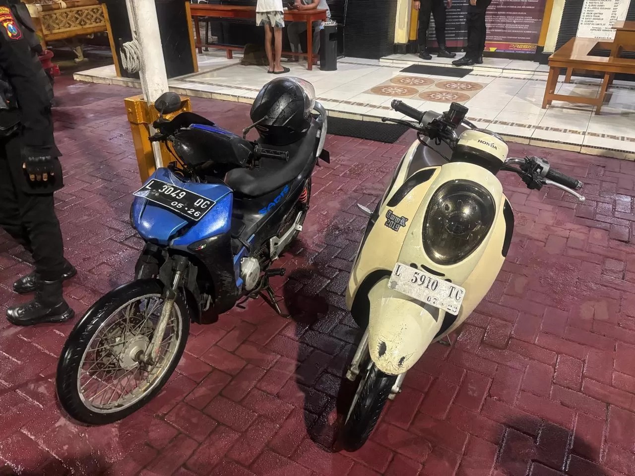 BARANG BUKTI: Barang bukti sepeda motor yang dibawa para remaja yang terlibat tawuran di Simolawang Surabaya.