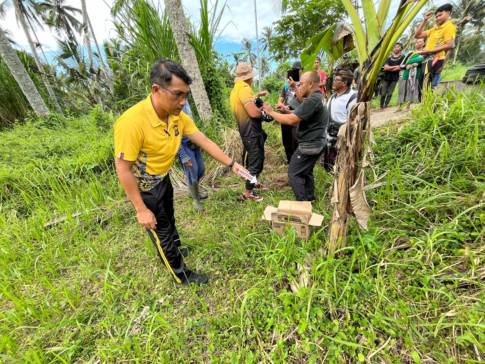 TKP: Lokasi penemuan bayi perempuan di tegalan milik Gusti Dapet di Desa Biaung Kecamatan Penebel Kabupaten Tabanan.
