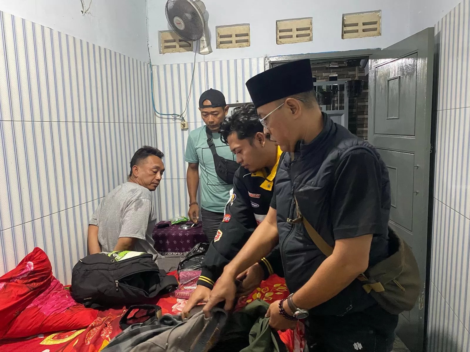 DIRINGKUS: Pelaku curanmor, Eko Prasetiyo alias Gandi, diringkus petugas Unit Reskrim Polsek Ngoro di Prigen, Pasuruan, di penginapan, Jumat (28/2).