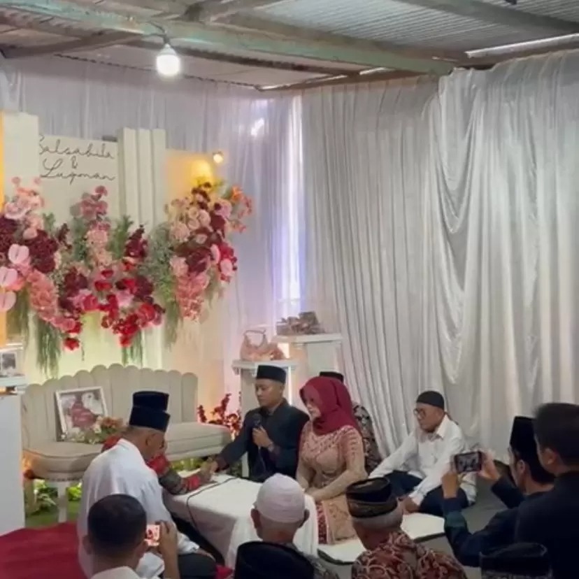 AKAD NIKAH: Salsa bersama kekasihnya, saat mengikuti prosesi akad nikah, Jumat (28/2).